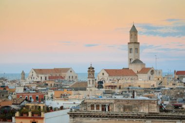 Bari Cityscape Basilica San Nicola ile gün batımında
