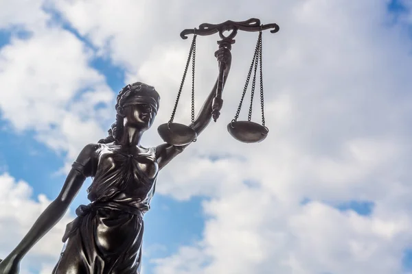 Statue der Gerechtigkeit vor blauem Himmel und Wolken — Stockfoto