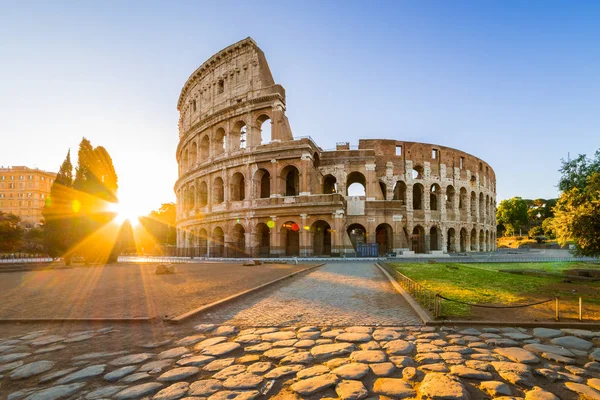 Колизей на рассвете, Рим, Италия, Европа . — стоковое фото