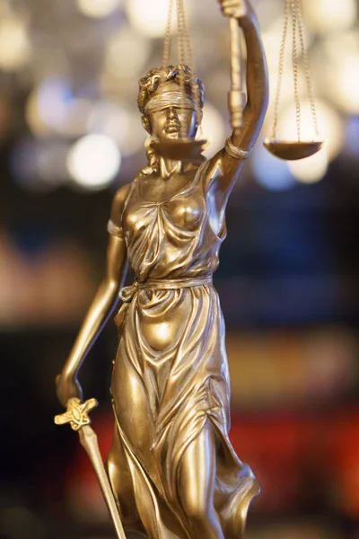 Statue der Gerechtigkeit mit Waage im Anwaltsbüro. — Stockfoto