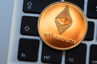 Cryptocurrency Ethereum sikke üzerinde bilgisayar dizüstü klavye.