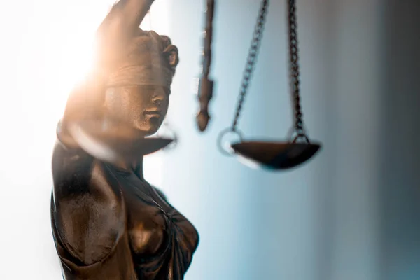 Статуя правосудия с весами в адвокатской конторе . — стоковое фото