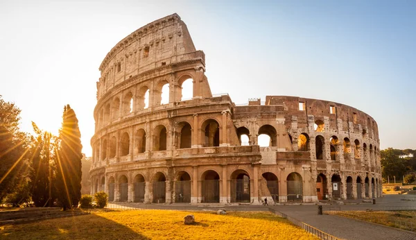 โคลอสเซียมตอนพระอาทิตย์ขึ้น โรม อิตาลี ยุโรป — ภาพถ่ายสต็อก