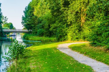 bir güzel orman peyzaj göl manzaralı yürüyüş yolu bend