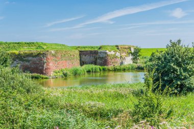 taş duvar gölde bina