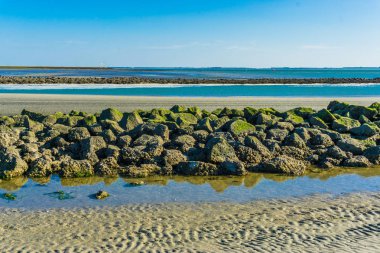 kayaların yığılmış bir hat ile güzel bir plaj manzara