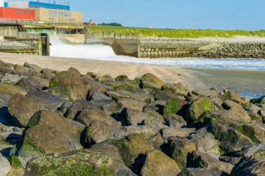 şelale manzarası sahilde sahilde taş yığını