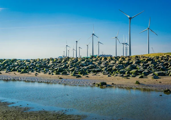 与岩石和水的风磨房公园在海滩距离看法 — 图库照片