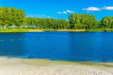 göle su ortamındaki kum plaj