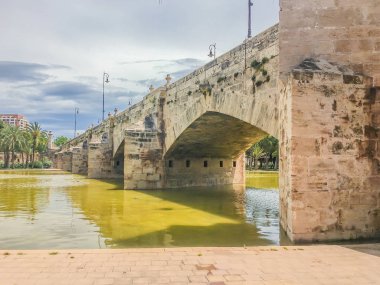 Su açık manzaralı taş köprü eski tarz