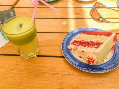 Pasta bir tablo ile yeşil smoothie