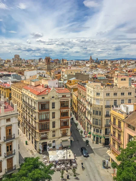西班牙城市的街道和五颜六色的大厦 — 图库照片