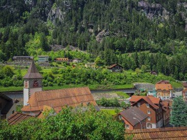 şirin eski stil köyde bir dağ manzarası
