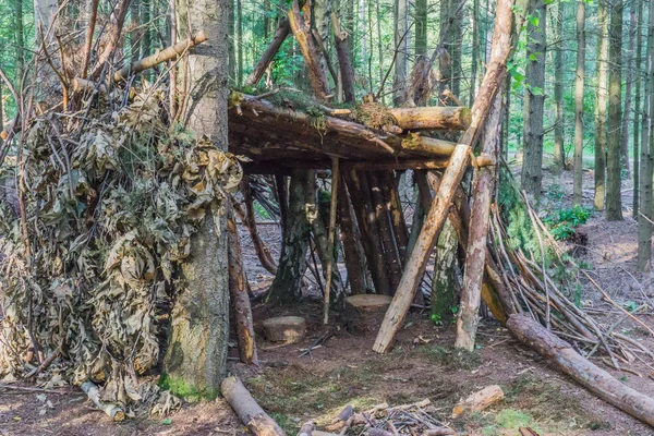 Selbstgebaute Baumhütte Aus Ästen Und Blättern Mit Sitzgelegenheiten — Stockfoto