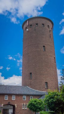 su kulesi tuğla yan bina ve kapı ile yapılan