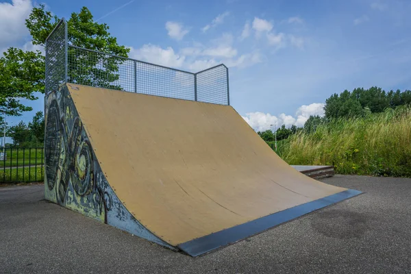 Impressionante Estremo Skate Half Pipe Con Graffiti — Foto Stock