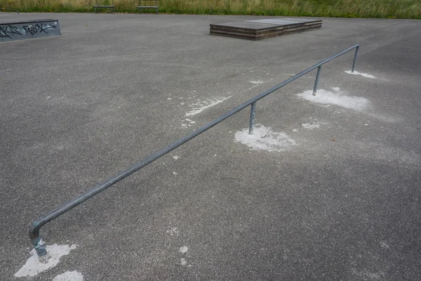 Skateboard Schleift Geländer Skatepark — Stockfoto