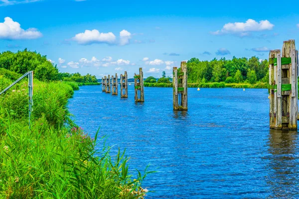 güzel nehir manzarası ile su ahşap direklerin