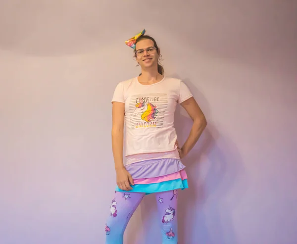 Şirin kız gibi tek boynuzlu at kıyafeti ile kadınsı poz duran Lgbt cinsiyet tuhaf kişi
