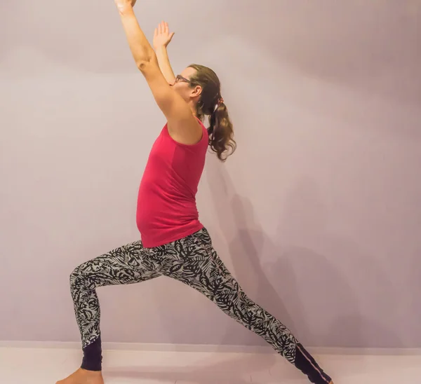 Yoga Übungs Kriegerin Posiert Für Ein Junges Transgender Mädchen — Stockfoto