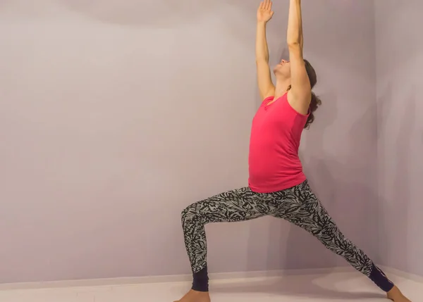 Yoga Stellung Kriegerin Posiert Für Ein Junges Transgender Mädchen — Stockfoto