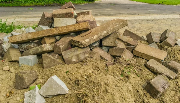 Diferentes Formas Piedras Ladrillo Apiladas Una Pila Arena Para Pavimentación — Foto de Stock