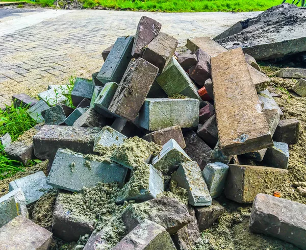 Diferentes Colores Piedras Ladrillo Una Pila Con Arena Para Pavimentación — Foto de Stock