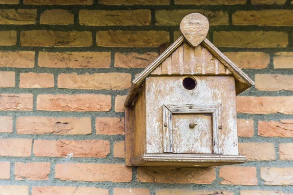 Ahşap Kuş Evi Sığınak Bir Tuğla Duvara Asılı Kuşlar Için — Stok fotoğraf