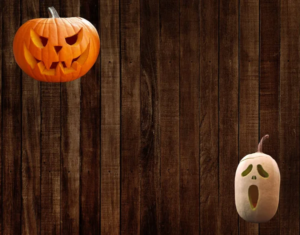 Abóboras Halloween Esculpidas Uma Parede Com Pranchas Madeira Fundo — Fotografia de Stock
