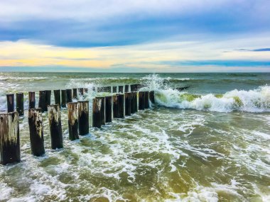 büyük dalgalar deniz okyanus plaj manzara içinde ahşap direklerin karşı daraltma