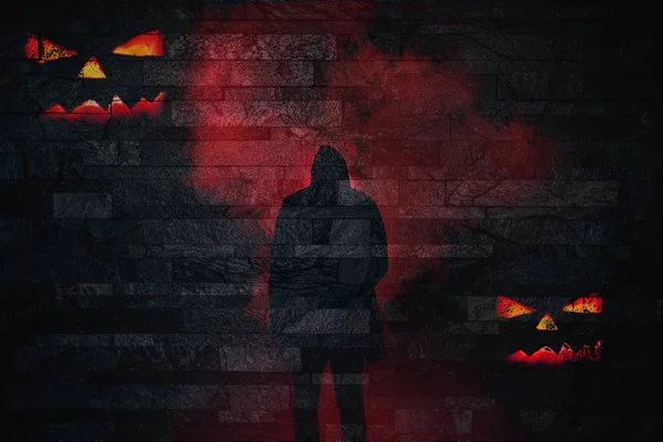 ハロウィーン シルエット レンガ悪のカボチャの顔と赤い煙の怖い人の壁の背景 — ストック写真