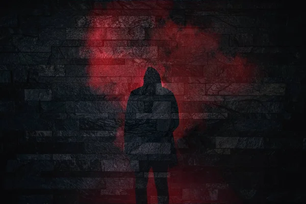 赤レンガの壁の背景に煙の立っている人のハロウィーンの怖いシルエット — ストック写真