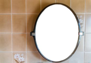 Boş boş plastik ayna banyo retro döşeme arka plan ile duvara asılı