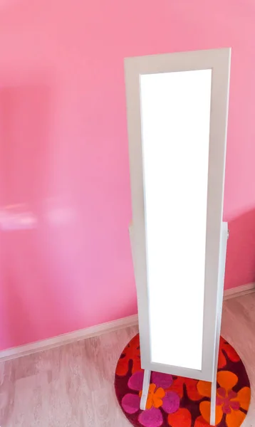 空的空白镜子站立在小公主女孩房间与粉红色墙壁背景和空间下落什么您想要 — 图库照片