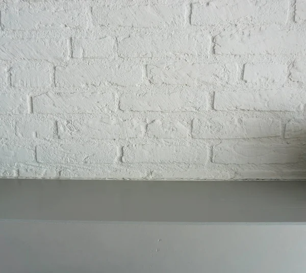 Пустая Поверхность Серая Деревянная Столешница Фоне Белой Кирпичной Стены — стоковое фото