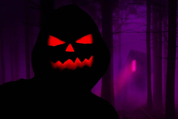 Halloween Gruselige Kapuzensilhouette Mit Einem Bösen Kürbisgesicht Das Einem Horrorwald — Stockfoto