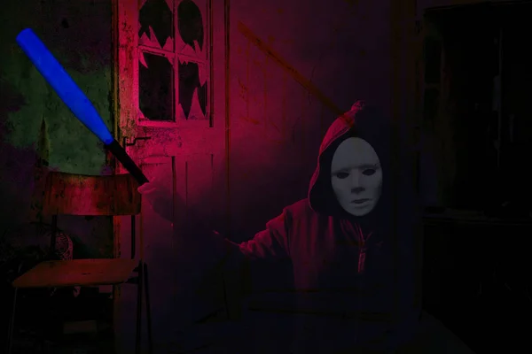 危険なハロウィーン マスク青バットを押し 解体部屋に立って怖い人 — ストック写真