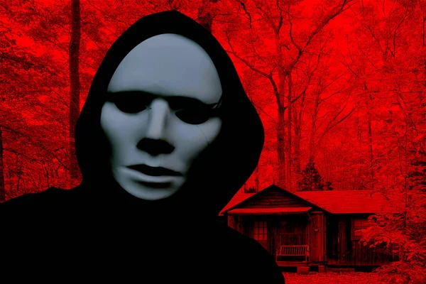 不気味なハロウィーン マスク フードを身に着けていると恐怖の森の小屋の前に立っている人 — ストック写真