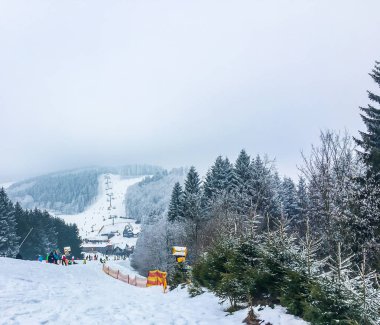winterberg hochsauerlandkreis Almanya yamaç görünümünde teleferik yokuş aşağı kayak için çok turistik yer