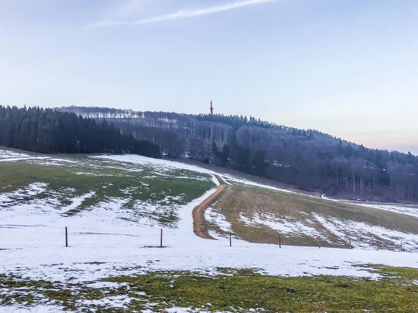 Belles Collines Verdoyantes Avec Neige Fondante Dans Paysage Campagne Avec — Photo