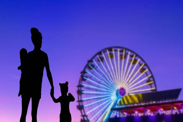 Family Silhouette Theme Park Looking Ferris Wheel Mother Her Little — Stock Photo, Image