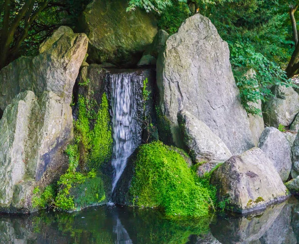 Красивый Водопад Потоковой Водой Большими Камнями Некоторые Покрыты Зеленым Мхом — стоковое фото