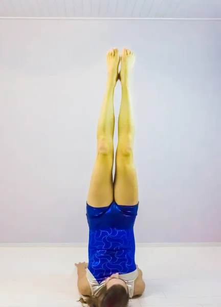 Akrobatikus Torna Gyertyatartó Gyakorlása Előformázott Egy Lány Fiatal Transznemű — Stock Fotó