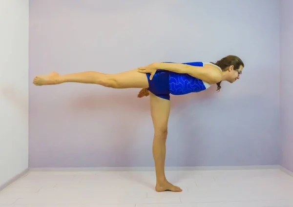 Sports Acrobatic Gymnastics Arabesque Straight Plank Balance Pointed Feet Preformed — Stock Photo, Image