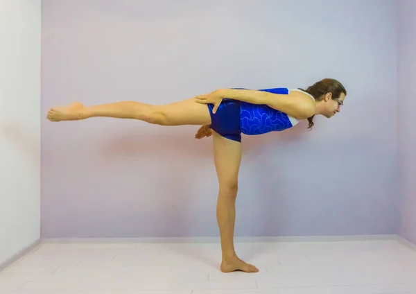 Sport Acrobatica Ginnastica Arabesco Dritto Equilibrio Tavola Con Piedi Punta — Foto Stock