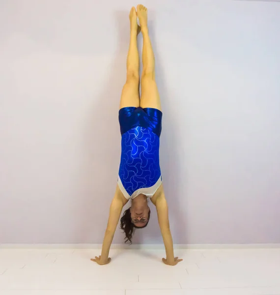 Akrobatisches Turnen Junges Transgender Mädchen Das Auf Den Händen Handstand — Stockfoto