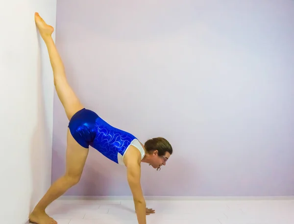 Gimnastyka Akrobatyczna Rozciągania Pod Ścianą Aby Działać Kierunku Ściany Podzielone — Zdjęcie stockowe