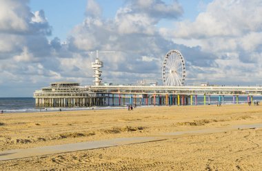 Scheveningen sahilindeki iskele Hollanda 'nın en popüler ve turistik yeridir.