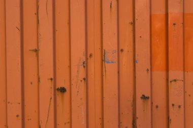 Eski ve biraz paslı eski metalik deniz kabı makroda lojistik arkaplanı kapat