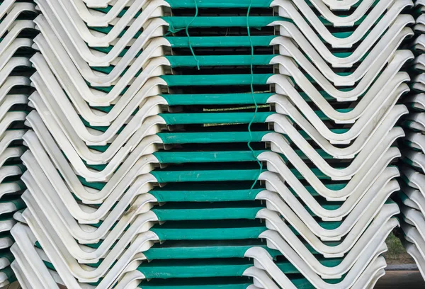 Haufen Von Gestapelten Grünen Sonnenliegen Sommersaison Strand Lounge Hintergrund Muster — Stockfoto
